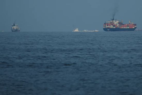 2026 年 3 月 11 日，船只在霍尔木兹海峡排队滞留。