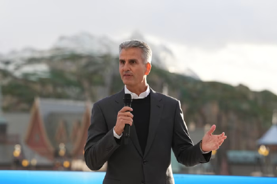迪士尼首席执行官乔希・达马罗在巴黎户外留影。