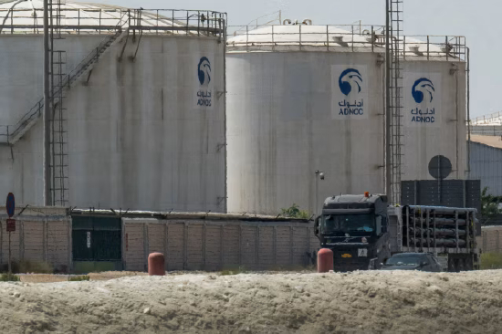 一辆卡车驶过阿布扎比国家石油天然气公司（ADNOC Gas）厂区。 阿布扎比国家石油天然气公司三分之二的销量供应本土客户。