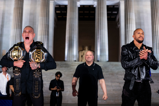UFC终极格斗冠军赛选手Alex Pereira和Ciryl Gane在林肯纪念堂举行的发布会上。