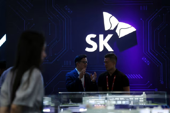 两名工作人员在 SK 海力士中国国际供应链博览会展位上交谈。 本次募资交易或将创下史上规模最大的股权发售案例之一。