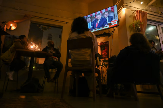 2026 年 2 月 24 日，旧金山一场国情咨文观看派对上，电视屏幕播放着唐纳德・特朗普总统的画面。