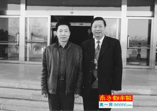 2011年刘大响与“航天英雄”杨利伟在一起。