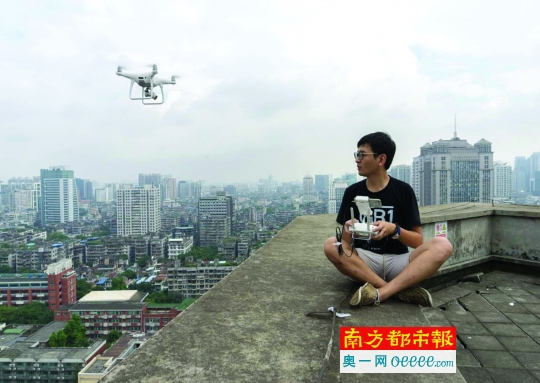 二中兄在做放飞无人机前的准备工作。