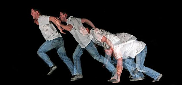 动作是一组静态镜头，由于我们的视觉持久性，在人眼看来是流体。