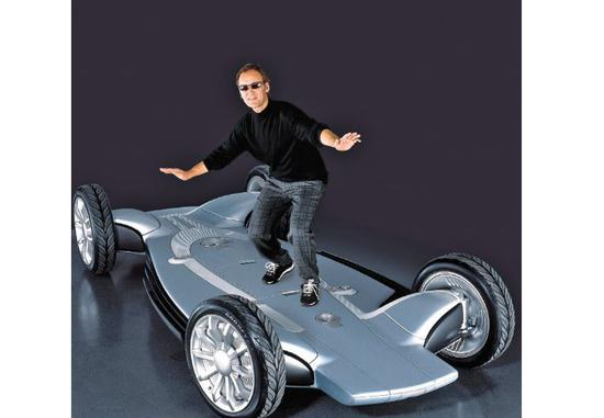 　　劳伦斯·伯恩斯在 Autonomy 滑板底盘上“冲浪”。这张照片刊登在《汽车工业》杂志 2002 年 2 月号的封面上。（照片由通用汽车公司提供，来自《自动时代：无人驾驶重塑世界》）
