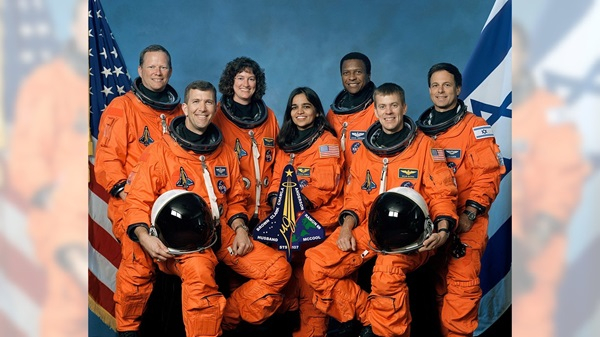 STS-107任务的全体成员。2003年发射前，他们搭乘哥伦比亚号航天飞机的任务已经推迟了18次。但是，在返回地球时，哥伦比亚号解体，机上人员无一幸存。