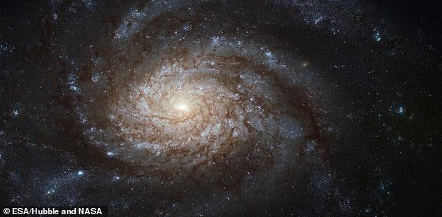 　　欧洲南方天文台表示，观测的耀斑提供了我们期待已久的确认信息，我们长期猜测的黑洞的确存在于银河系中心，它是一个超大质量黑洞。