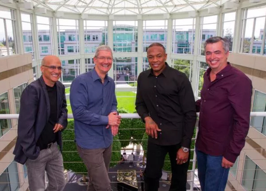 （Beats&nbsp;&nbsp;CEO Jimmy Iovine、苹果CEO 库克、Dr. Dre和苹果高级副总裁Eddy Cue）