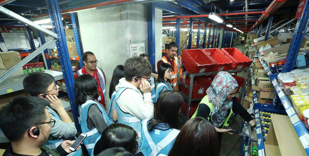 新浪科技等参观RedMart仓库，后者被Lazada收购。