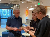 当床垫公司拥有一台 Mac mini “企业大脑”：库克上海探访蓝盒子，传统家居行业的数字化样本