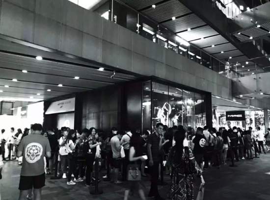 喜茶门店排队盛况