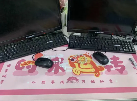 一位员工的办公位