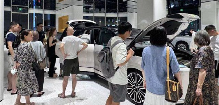 蔚来全新ES8首日试驾已排至凌晨