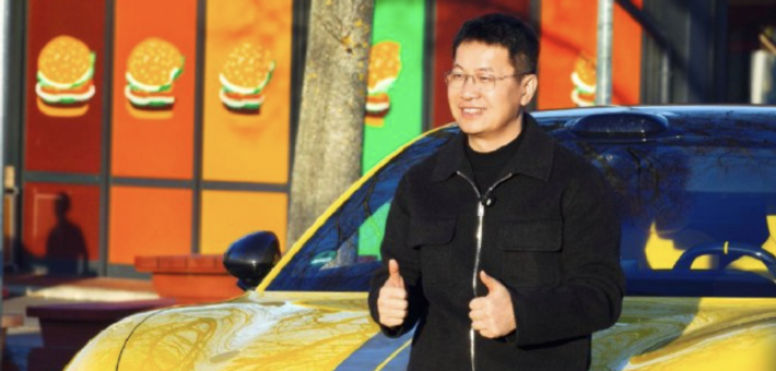 卢伟冰德国试驾小米SU7车型