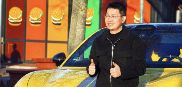 卢伟冰德国试驾小米SU7车型