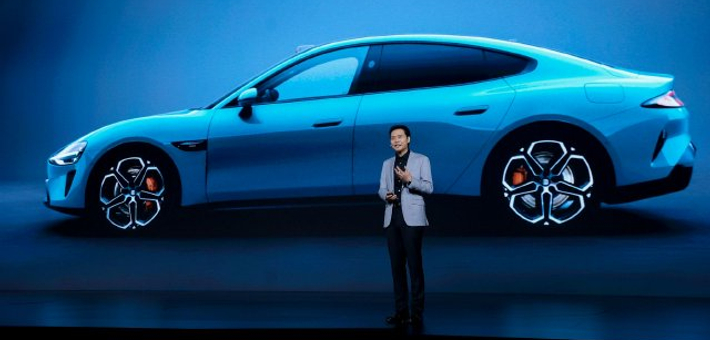 雷军谈辅助驾驶：一定要握住方向盘