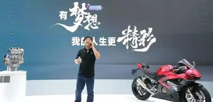 一战封神！荣耀官宣与张雪机车合作