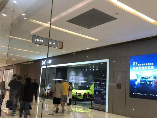 不少消费者被小鹏新车靓丽的外形吸引进店