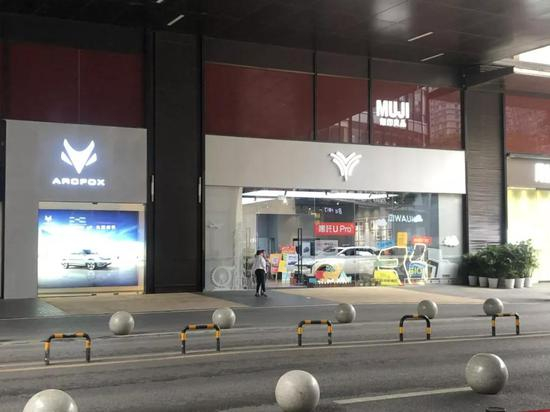 扎堆商圈的新能源汽车体验店