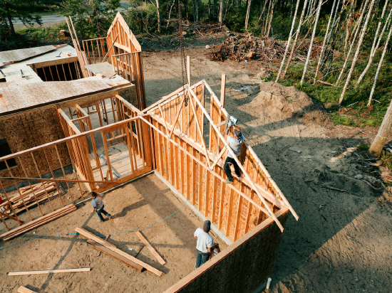 华盛顿州一处新建住宅项目的主体框架施工场景