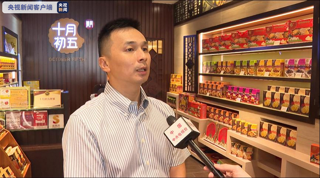 △十月初五饼家澳门店经理谢嘉伦接受总台记者采访