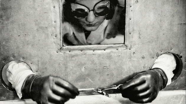 　　英国历史学家托马斯·莫伊尼汉写道，当科学家发现原子中蕴含的能量时，我们对人类长远未来的看法也随之改变