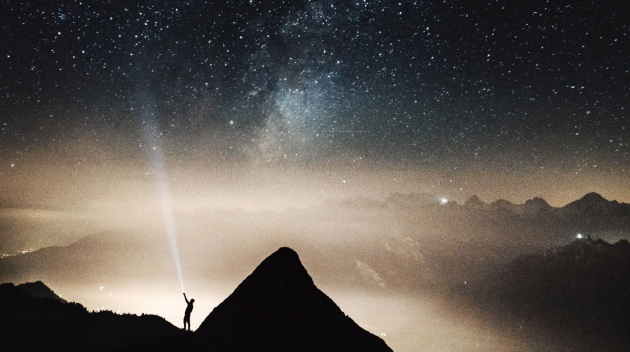 在我们所处的宇宙中，无论在何处，所有生命形式在化学上都存在联系，但又是完全独特的