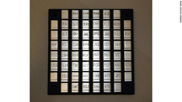 大约100人的骨灰被封装在这样的小容器内，并刻上他们名字的缩写‘