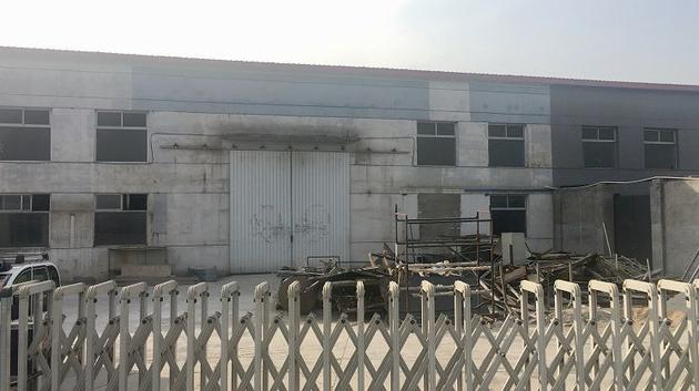 王庆坨镇一家自行车厂大门紧闭。新京报记者 张羽 摄影