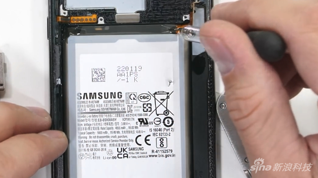 需要滴入特定溶剂松开电池