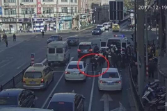 外卖小哥违反交规 其领导竟召集员工阻扰执法