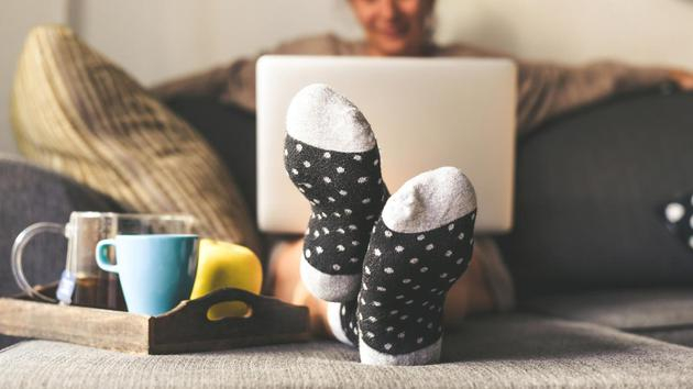 我们会习惯一天到晚躺在沙发上看电视的生活吗？