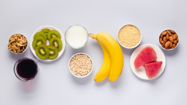 　　一旦人们通过喝牛奶或者吃鸡蛋、火鸡、鱼、大豆以及花生等食物摄入色氨酸，人体就会利用色氨酸和其他物质来创造大脑化学血清素，而血清素又会转化为有助于睡眠的褪黑激素。