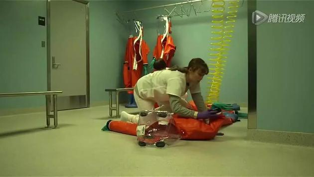 电影《传染病》中，进入P4实验室的片段