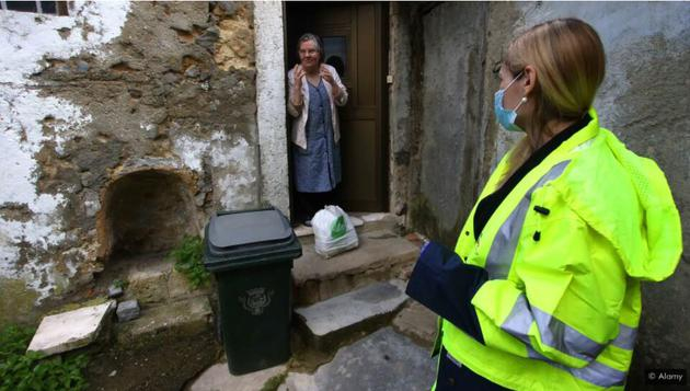 尽管自新冠肺炎疫情开始以来，人们与陌生人的互动有所减少，但在隔离最严格的时候，全世界有成千上万的人在帮助他人，无论他们彼此是否认识。