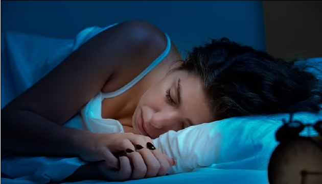 　　即使我们的眼睛隔绝不观察周围事物 （即闭目状态），大脑仍会在我们睡觉时通过听力继续监测周围环境，在保持睡眠和需要睡醒之间达到平衡。专家指出，睡眠状态下监测周围环境通常是选择对陌生声音而不是熟悉声音做出反应。