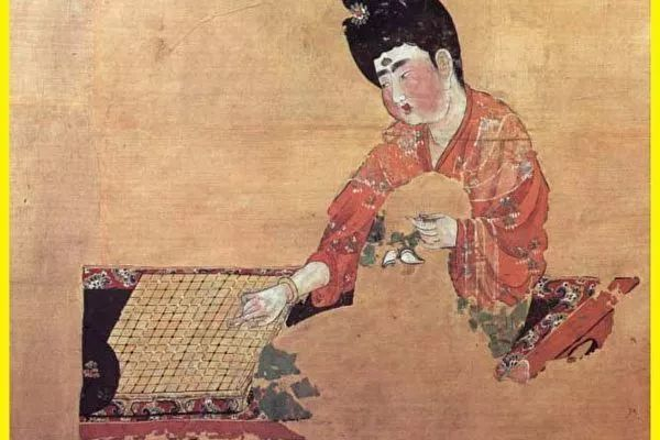 　　吐鲁番阿斯塔那187号墓出图的《弈棋仕女图》，夸张的泼墨胭脂妆下，面部的铅华清晰可见，来源：吐鲁番博物馆