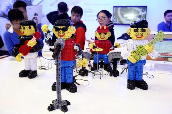 　　这是11月23日在2015世界机器人大会上拍摄的“乐队机器人”。机器人能够提取音乐源，随音乐自动移动，做到基本动作和音乐同步