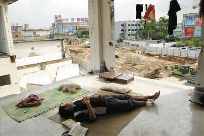 东莞，倒闭后的企业一片萧条，睡在旧厂房中的流浪者。图/CFP