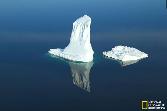 资料图片：随着夏季气温升高，冰川断裂形成的冰山会漂入海中，然后它们会在海中迅速融化。