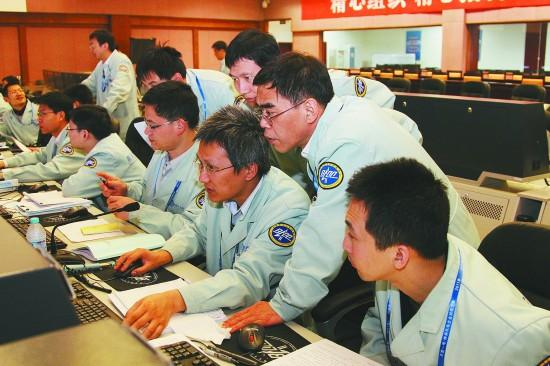 科技人员在执行“神舟八号”任务。