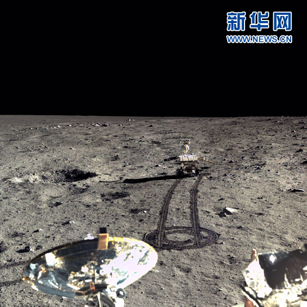 　　这是月面高分辨率照片。自2013年12月14日月面软着陆以来，我国嫦娥三号月球探测器创造了全世界在月工作最长纪录。嫦娥三号和玉兔月球车拍摄的迄今为止最清晰的月面高分辨率全彩照片不久前首次公布，让全世界看到了一个真实的月球，也给全世界科学家研究月球提供了第一手资料。新华社发(中科院国家天文台提供)