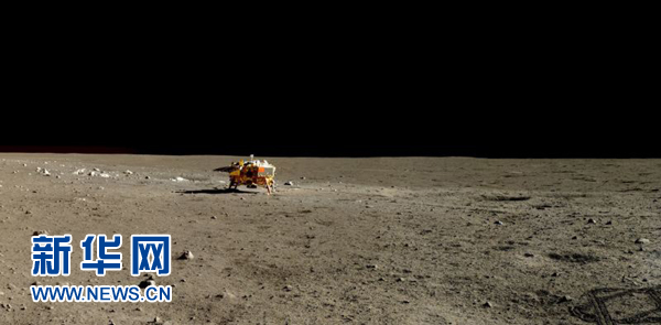 　　这是月面高分辨率照片。自2013年12月14日月面软着陆以来，我国嫦娥三号月球探测器创造了全世界在月工作最长纪录。嫦娥三号和玉兔月球车拍摄的迄今为止最清晰的月面高分辨率全彩照片不久前首次公布，让全世界看到了一个真实的月球，也给全世界科学家研究月球提供了第一手资料。新华社发(中科院国家天文台提供)