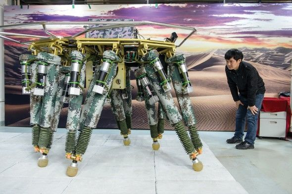 上海交通大学的研究员在研发人形机器人和步行机器人。图片来自MIT TECH REVIEW。