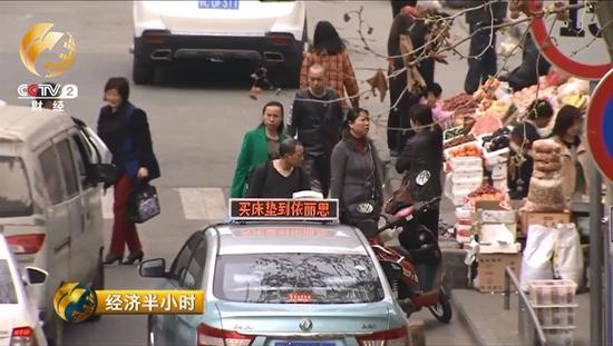 在某一区域小范围内，集中出现这样的诈骗短信，就可以怀疑在这个位置上，有一台伪基站在活动。