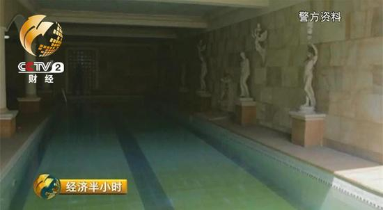 　　这里就是犯罪嫌疑人在境外的一个窝点——印尼四水市的一幢豪华别墅。这栋别墅占地400多平米，上下四层，当地估价人民币6千多万元，内部有十几个房间。