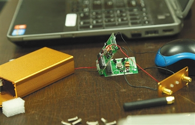 拆开汽车干扰器，内部为两个大频率的无线电信号发射板。