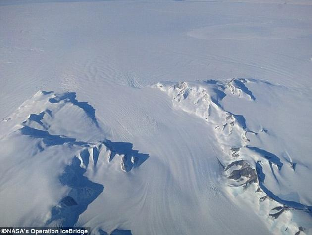　　南极冰盖的大部分还未受到现代气候变化的影响，许多区域的规模还出现了增加。然而，另一些区域，如南极半岛，近几十年来冰川的减少速率越来越快。