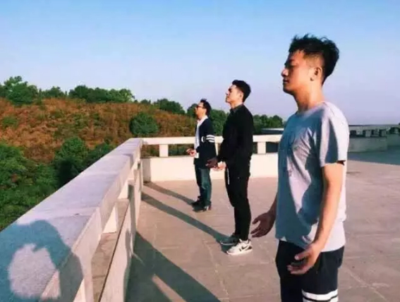 2015年4月吴萌与李晨等在终南山进修，他把此图题名为《等风来》